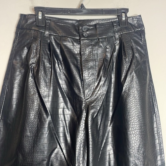 BlankNYC | Women’s Black Vegan Leather Crocodile Print Tapered Pant Size 30 NWT - Picture 3 of 8